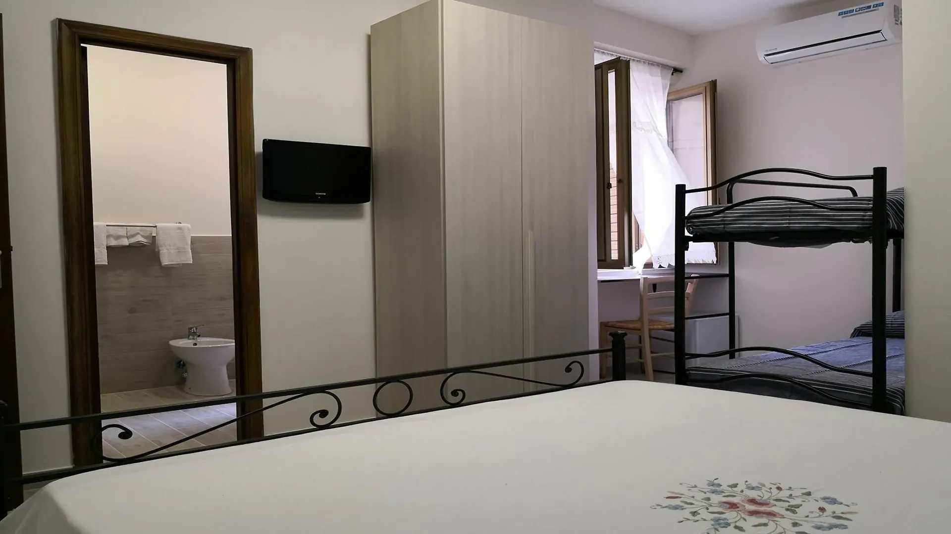 Fenesta Vascia Bed & Breakfast Naples Italy